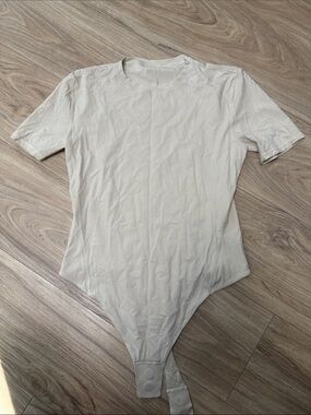 Lululemon Nulu Short Sleeve Snap-Button thing Bodysuit in bone (size M)
